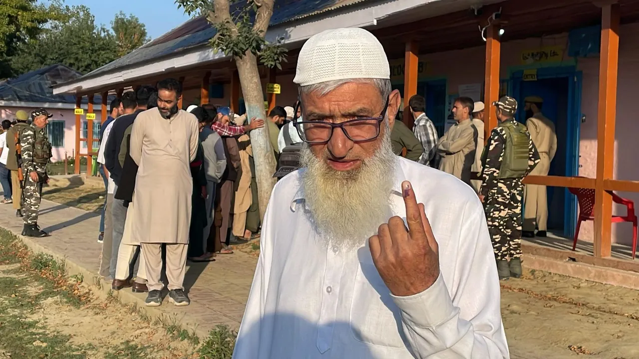 An elderly voter shows his finger marked with indelible ink after casting vote during the first phase of Jammu and Kashmir Assembly elections, at Kakapora, in Pulwama district, Wednesday, Sept. 18, 2024.