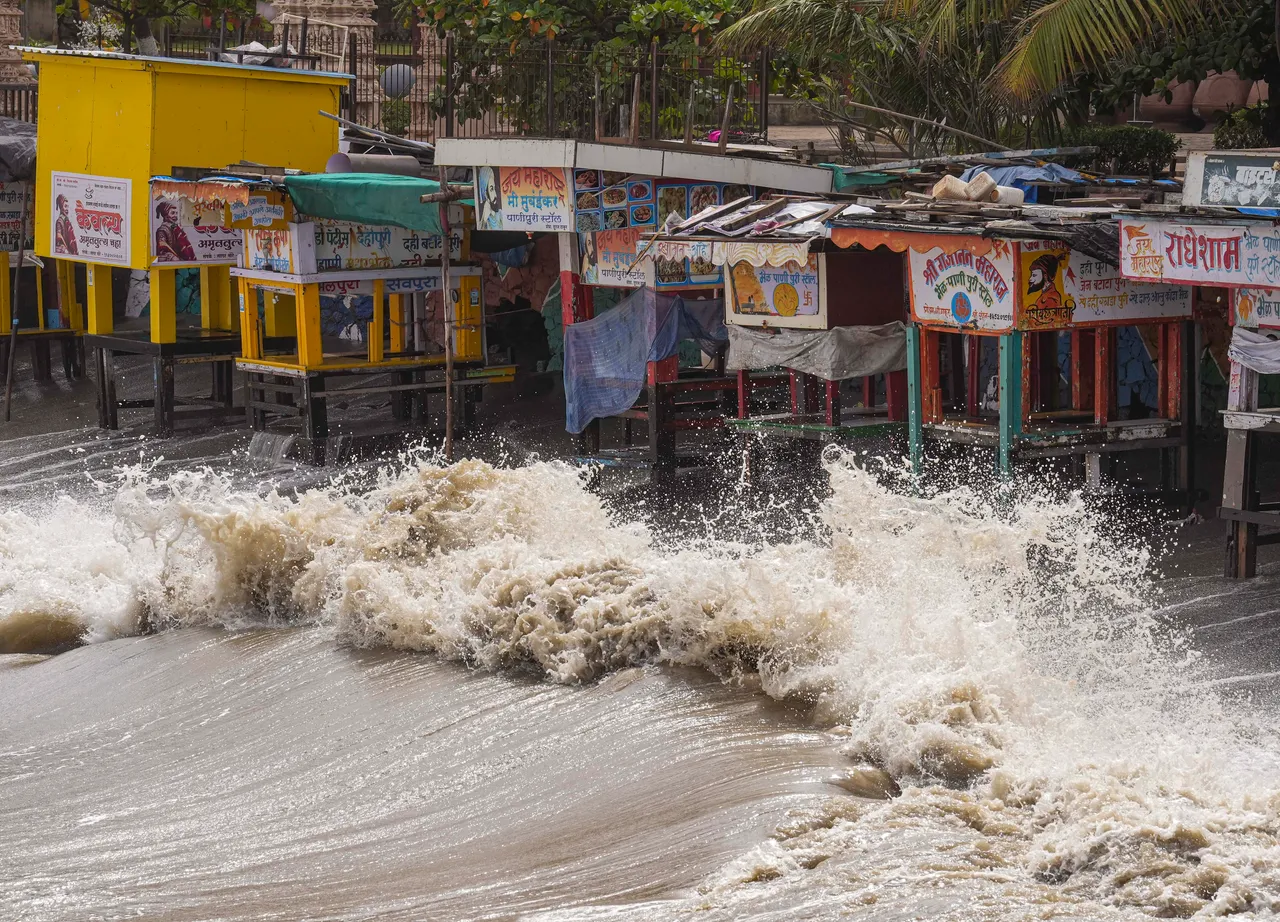 cyclone biprjoy waves.jpg