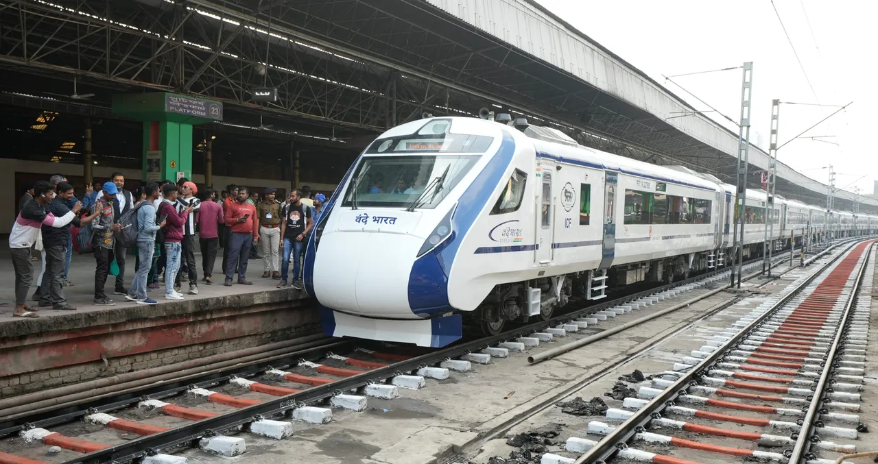 Vande Bharat Express Howrah Kolkata West Benagl