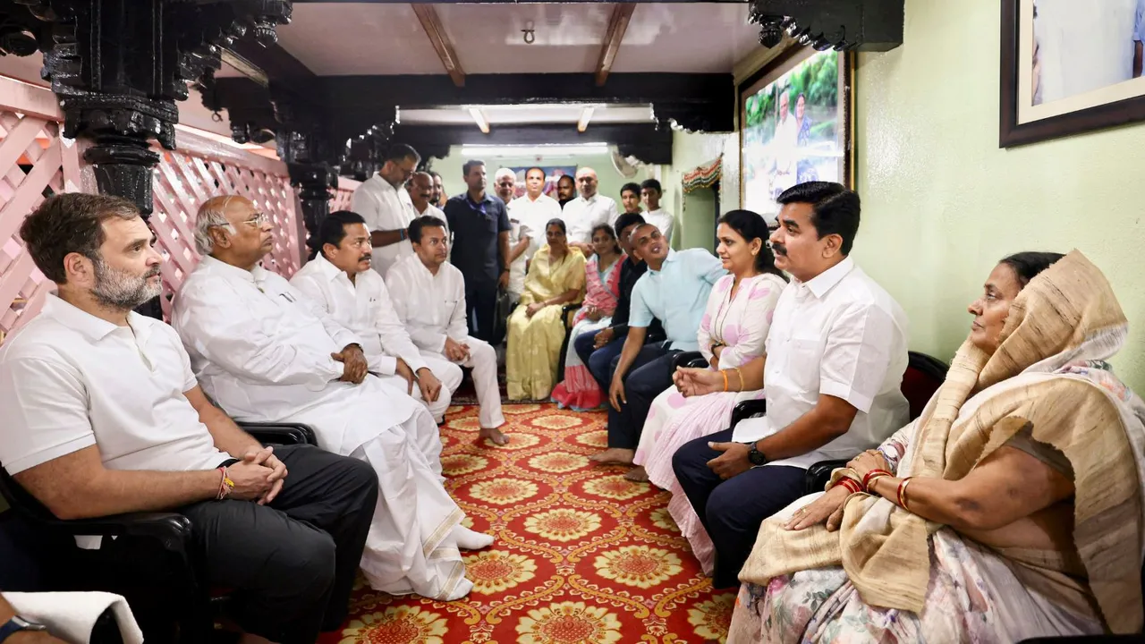 Congress President Mallikarjun Kharge and LoP Lok Sabha Rahul Gandhi during condolence visit at the residence of late Vasantrao Chavan, at Naygaon in Pune district, Thursday, Sept. 5, 2024.