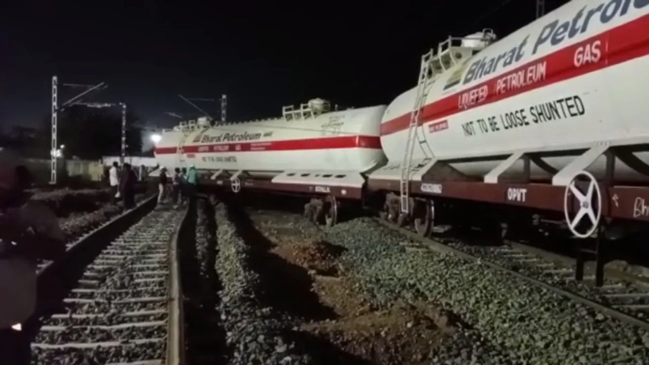 Train derails Jabalpur.jpg