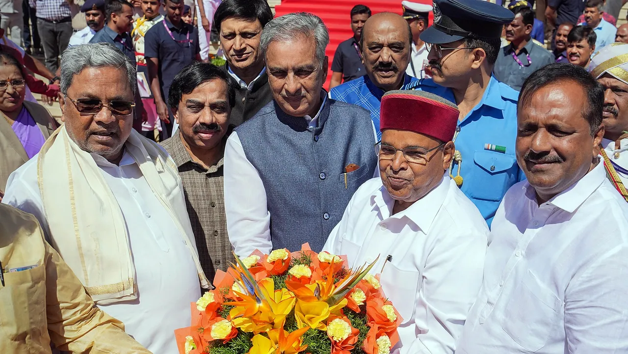 Karnataka Governor Thaawarchand Gehlot being welcomed by Karnataka Chief Minister Siddaramaiah at Vidhanasoudha in Bengaluru