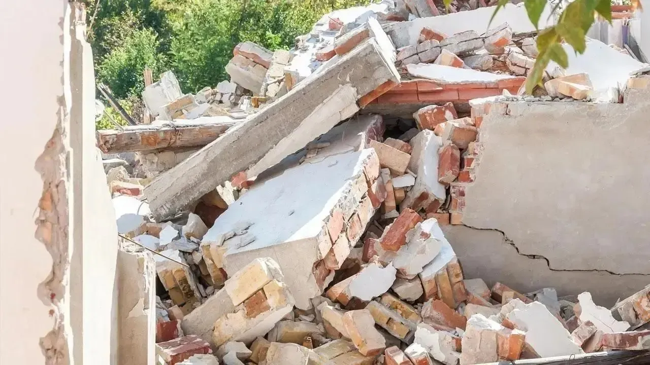 WALL COLLAPSEES Thane.jpg