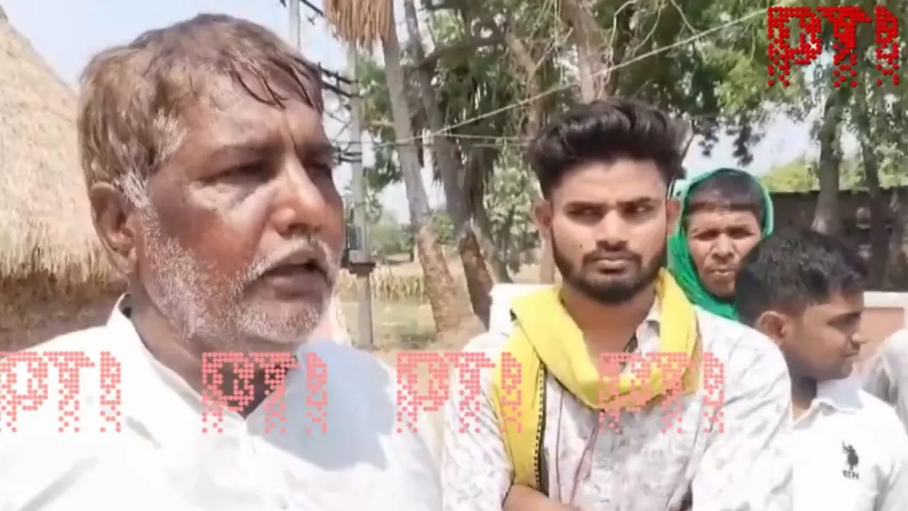 Mithilesh Yadav, son of the deceased, talking to the reporters