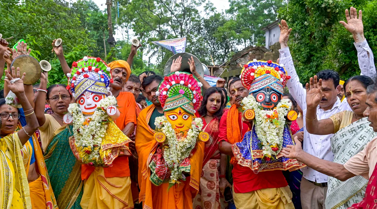 Devotees carry idols of deities of Lord Jagannath, Balabhadra and Subhadra for the ‘Ulta Rath Yatra’ (return journey), at Santipur in Nadia district of West Bengal