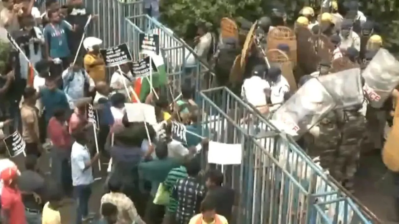 Nabanna Abhijan Kolkata Police Lathicharge