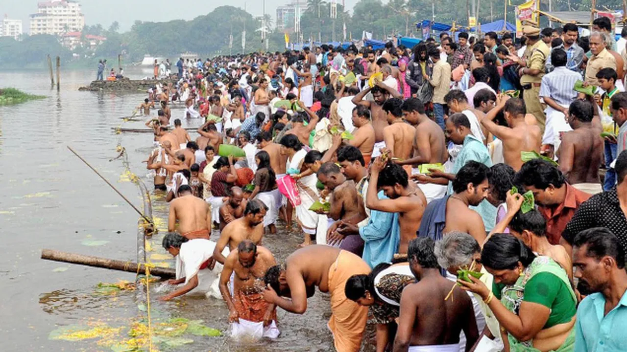 Bali tharpanam on Karkidaka Vavu day.jpg