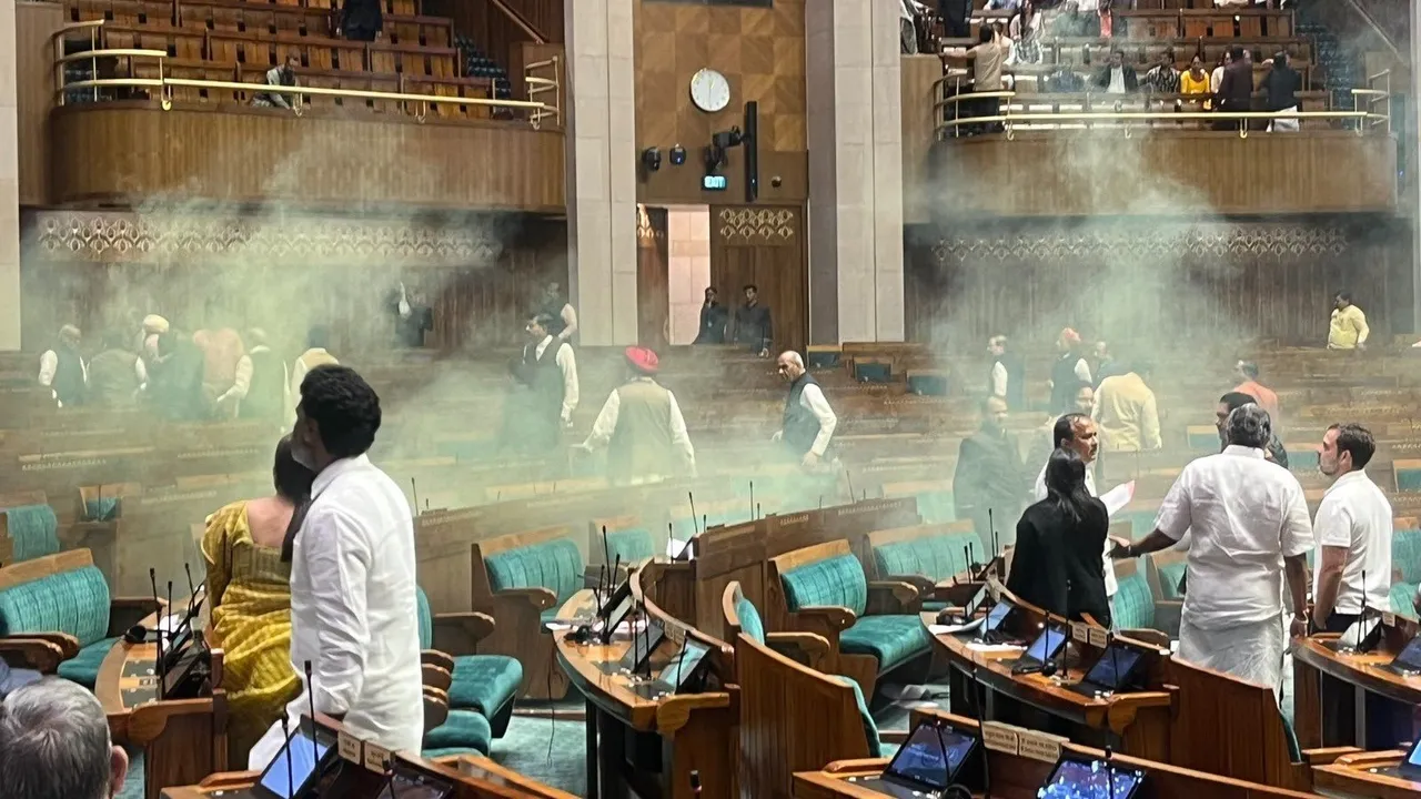 Smoke inside lok sabha 