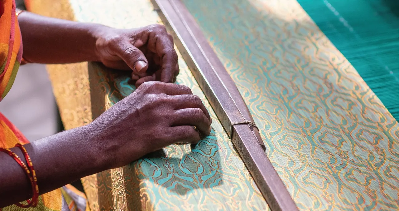 Kanjeevaram saree weaver.jpg