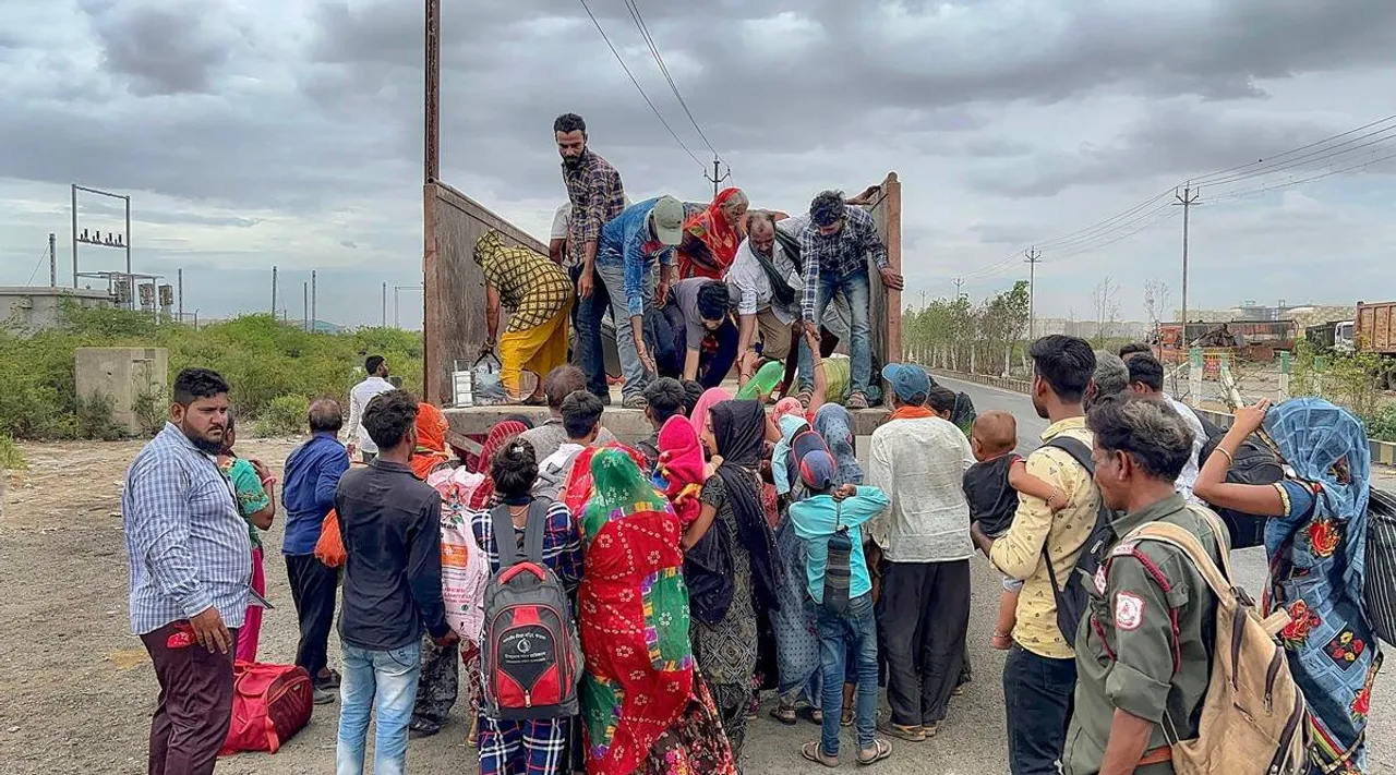 gujarat cyclone evacuation.jpg