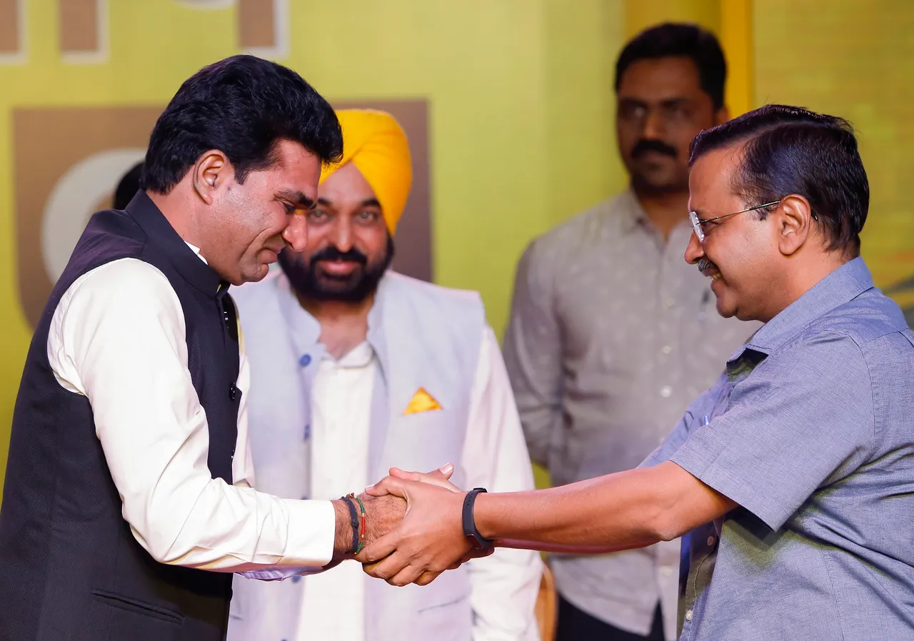 Arvind kejriwal Isudan Gadhvi