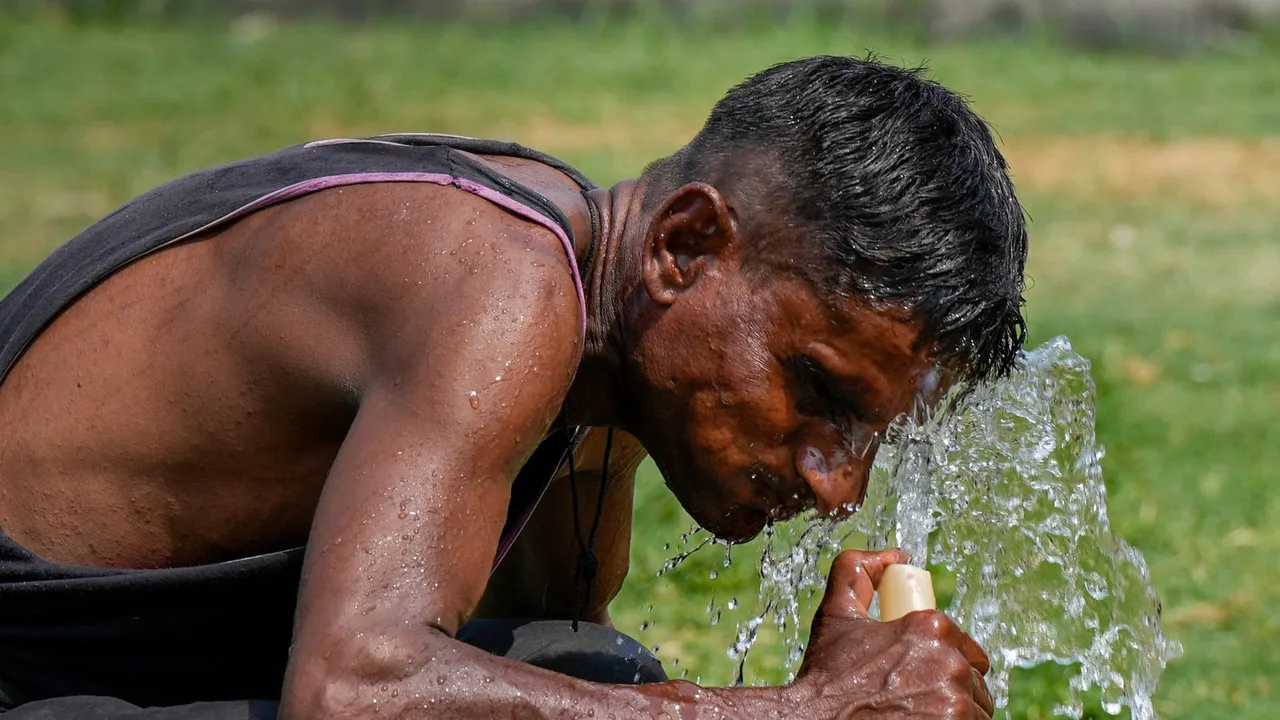 Heat wave Hot Summer Labour Delhi Weather