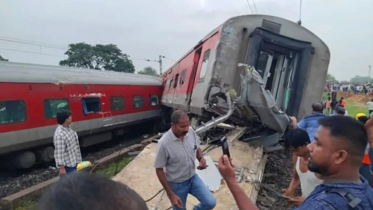 Mumbai-Howrah train derailment
