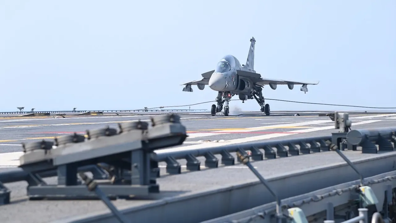 Aircraf landing at INS Vikrant
