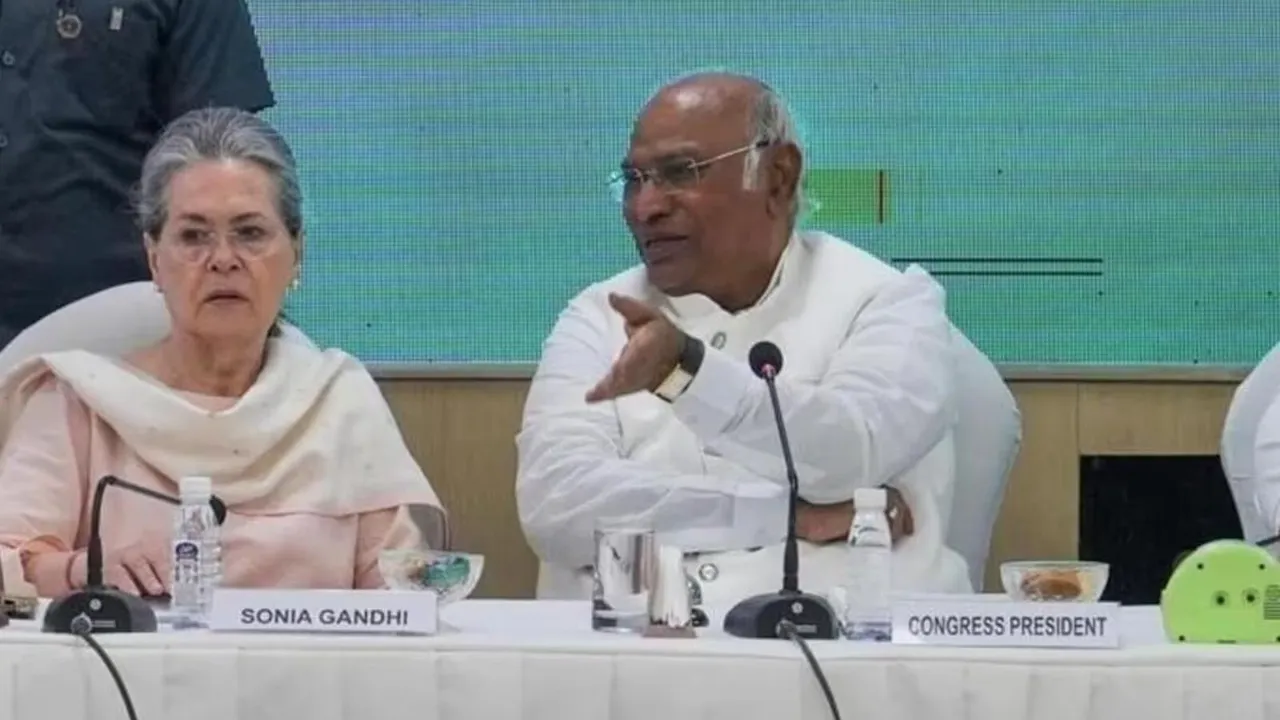 Telanagana Sonia Gandhi Mallikarjun Kharge.jpg