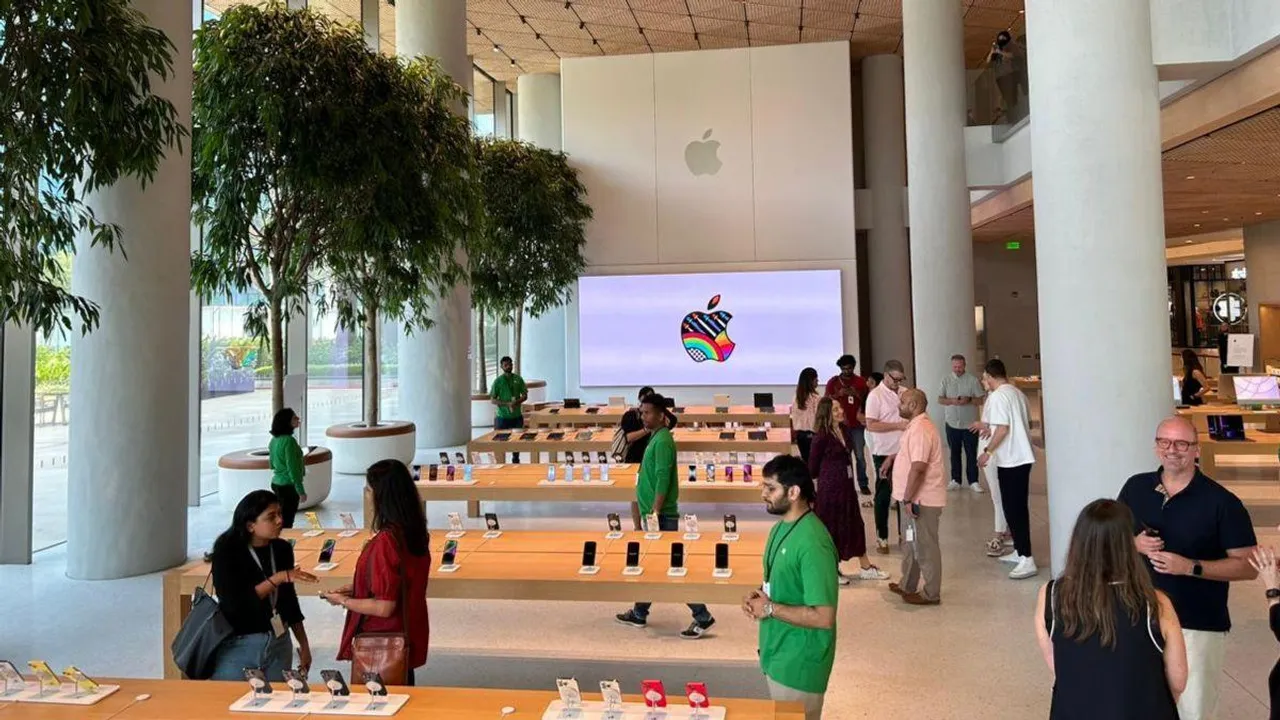 Apple retail store in Mumbai1