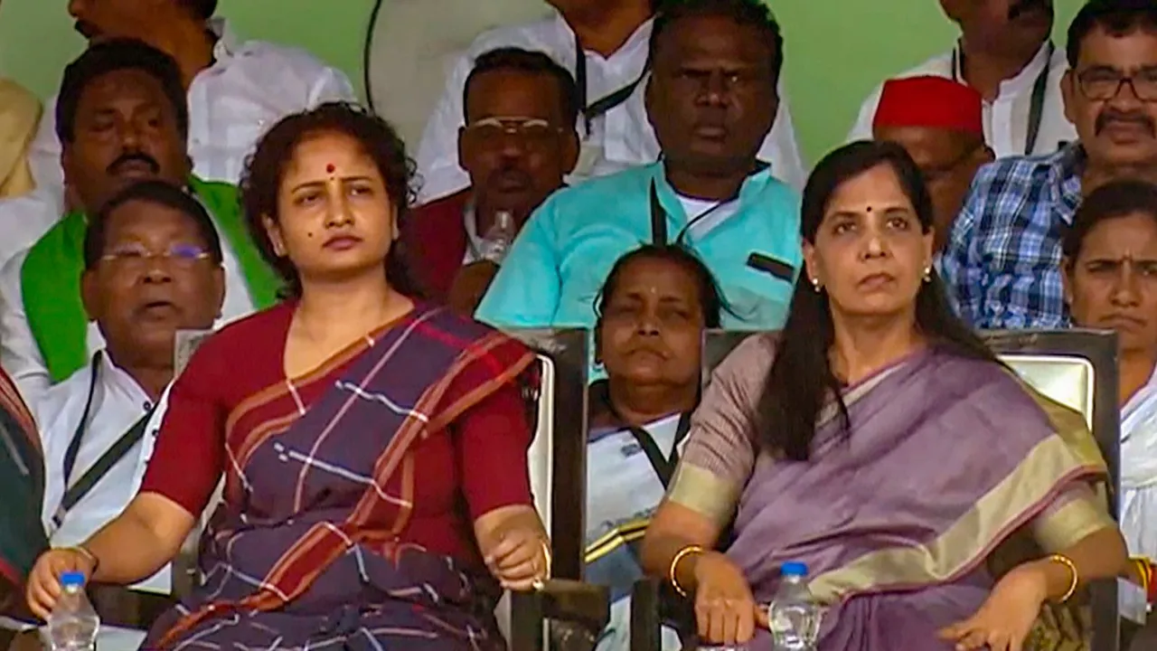 Jailed Delhi CM Arvind Kejriwal's wife Sunita Kejriwal and jailed former Jharkhand CM Hemant Soren's wife Kalpana Soren during I.N.D.I.A. bloc's 'Ulgulan Nyay Maharally' in Ranchi, Sunday, April 21, 2024