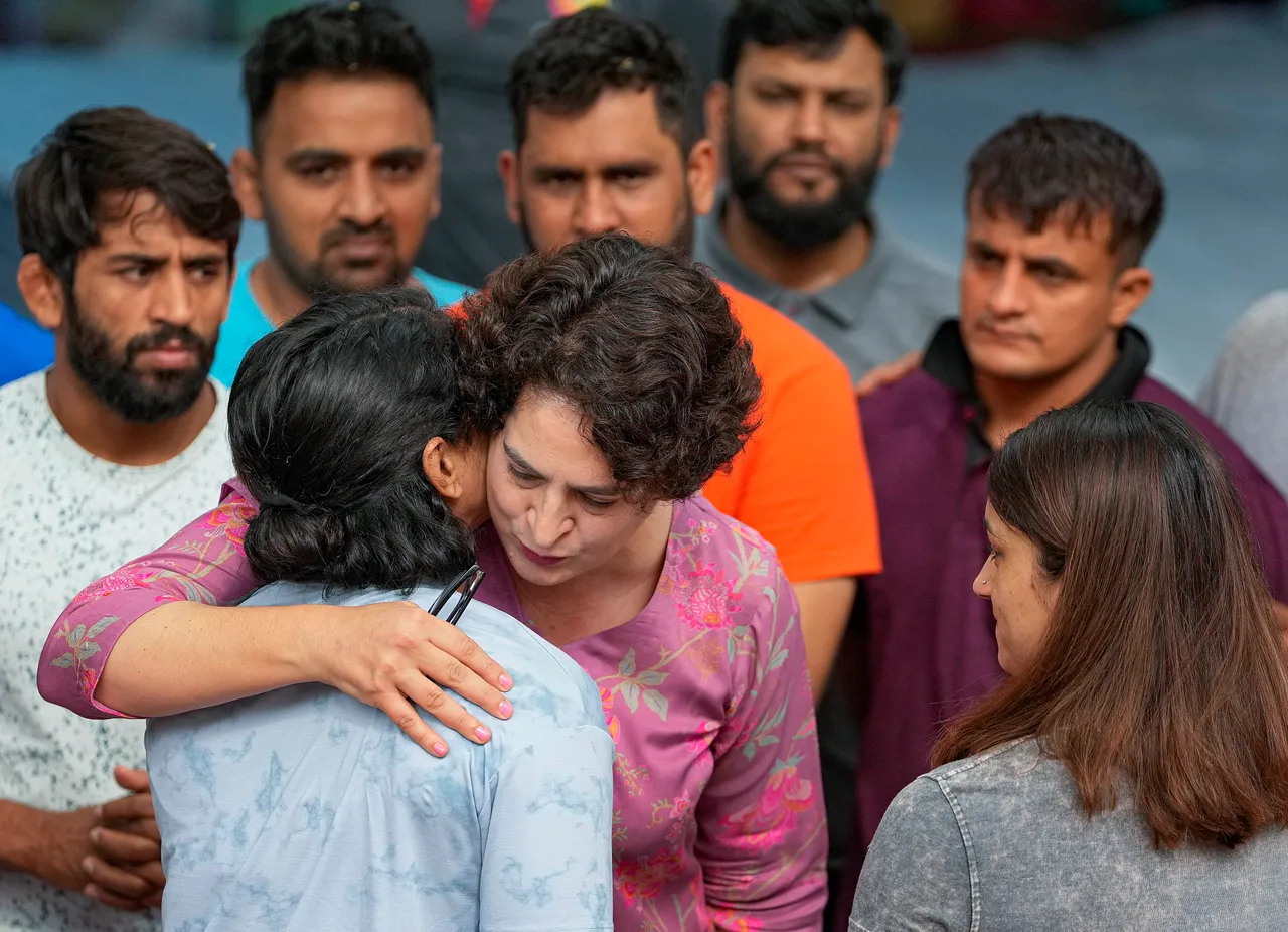 Congress leader Priyanka Gandhi with wrestlers Bajrang Punia, Vinesh Phogat and Sakshi Malik during their protest at Jantar Mantar