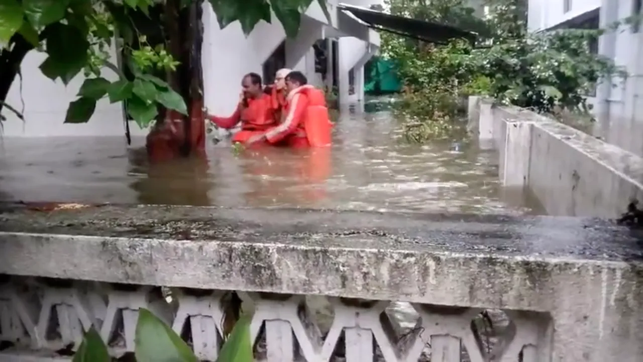 NDRF team rescues residents after rains cause waterlogging in Nagpur