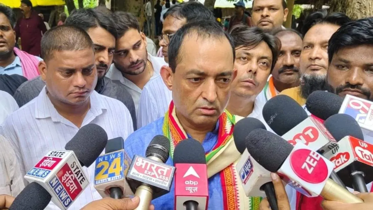 Senior Congress leader Nadeem Javed addressing the press after meeting family of Mangesh Yadav