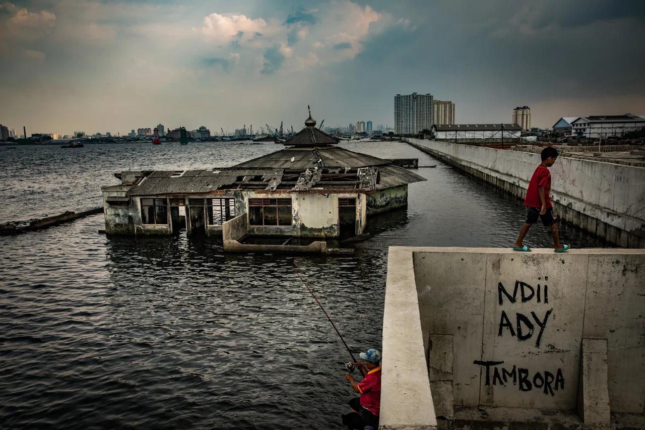 Sinking jakarta.jpg
