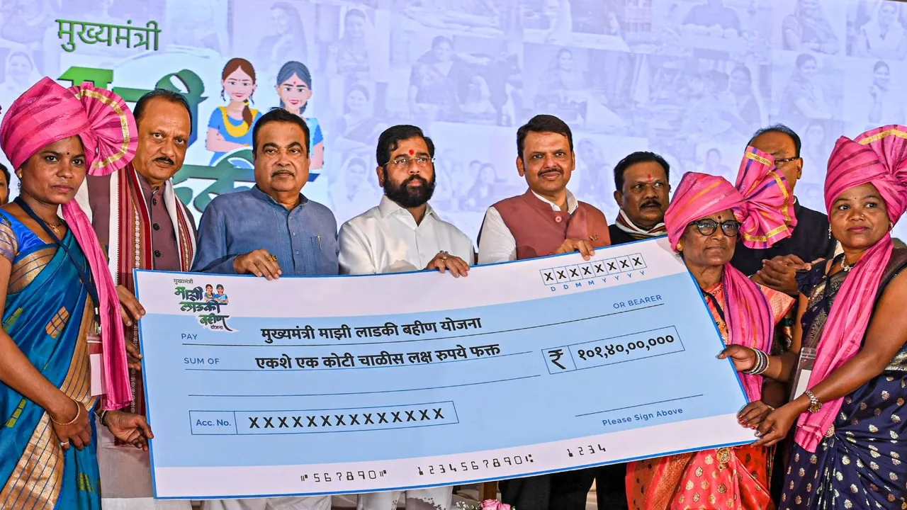 Union Minister Nitin Gadkari, Maharashtra Chief Minister Eknath Shinde, and others during the inauguration of phase-two of Mukhyamantri Majhi Ladki Bahin scheme, in Nagpur, Saturday, Aug. 31, 2024.