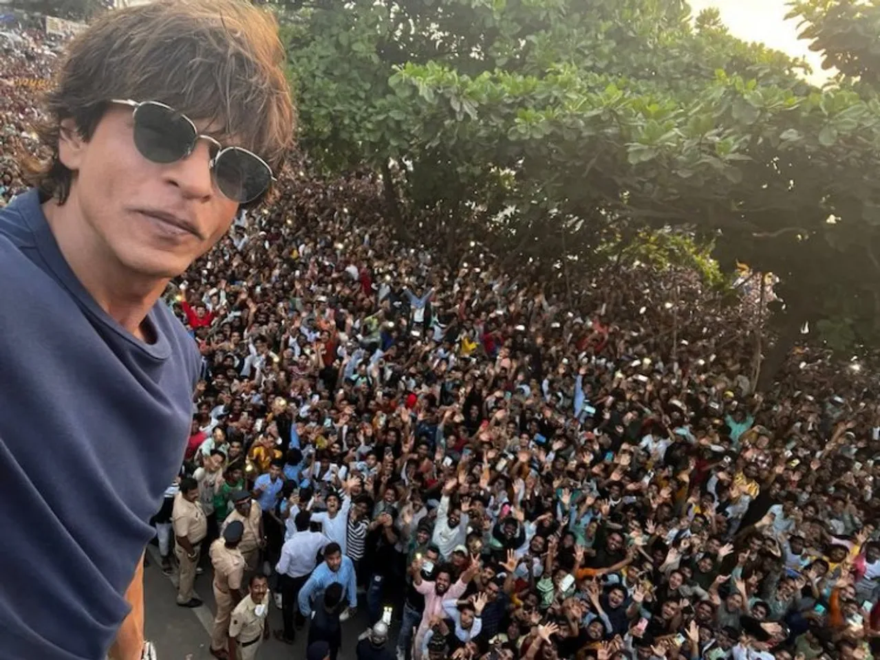 Shah Rukh greeting fans on Eid outside Mannat (File photo)