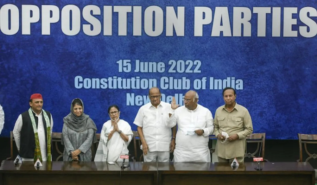 (L-R) Akhilesh Yadav, Mehbooba Mufti, Mamata Banerjee, Sharad Pawar, Mallikarjun Kharge and DMK leader TR Baalu during a press conference on June 15