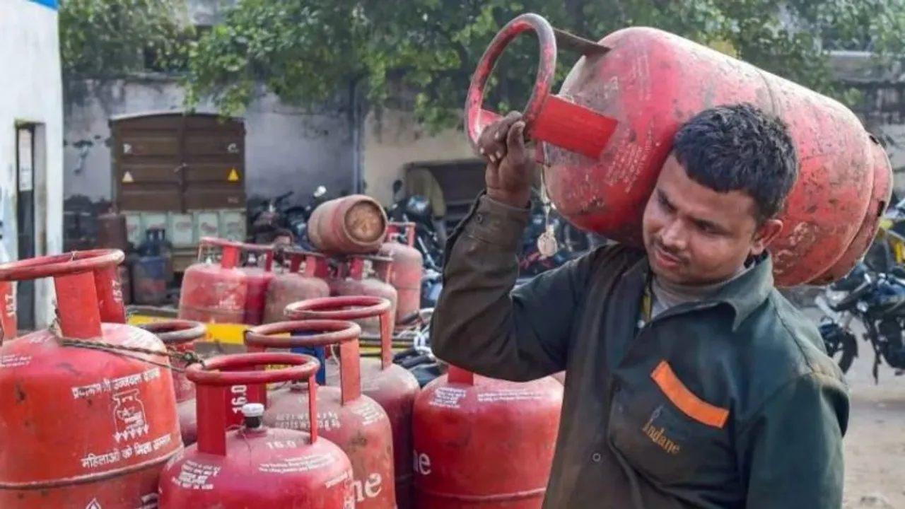 After this hike, domestic cylinder costs more than Rs 1,000 in all metro cities.