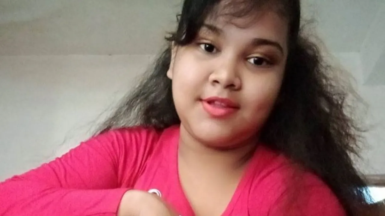 18-year-old make-up artist and model, Saraswati Das