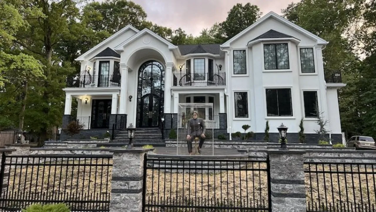 Indian-American family installs Amitabh Bachchan statue at New Jersey home