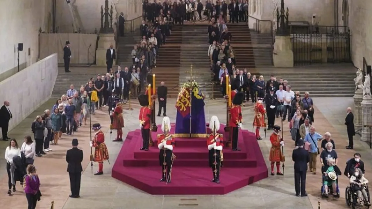 Queue for queen's coffin 'paused' as wait hits 14 hours
