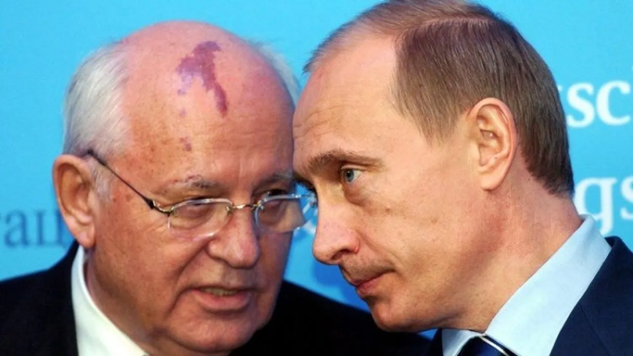 Mikhail Gorbachev with Vladimir Putin (File photo)