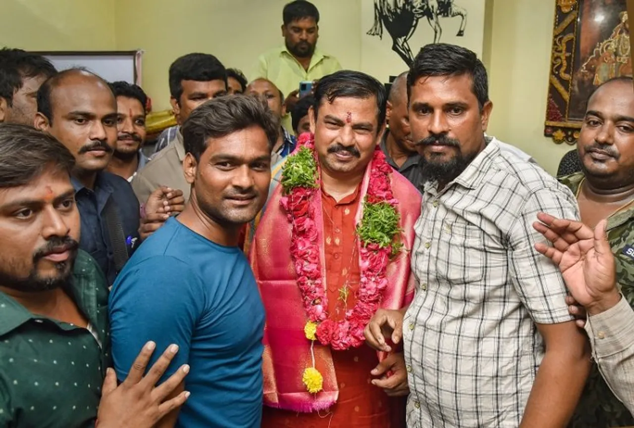 Now-suspended BJP leader T. Raja Singh with supporters following his release, hours after his arrest over his alleged derogatory remarks on Islam and Prophet Mohammed, in Hyderabad