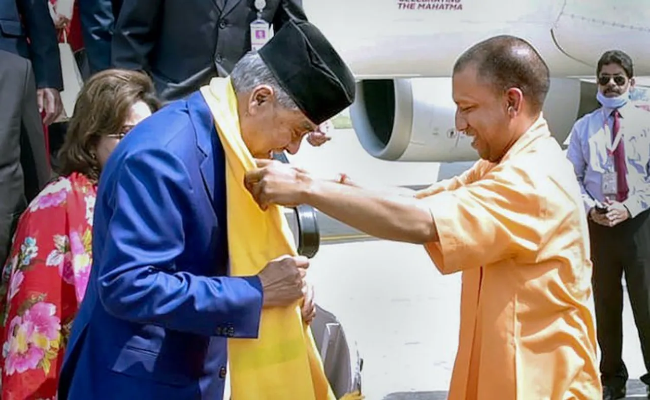 Sher Bahadur Deuba was received by UP CM Yogi Adityanath in Varanasi