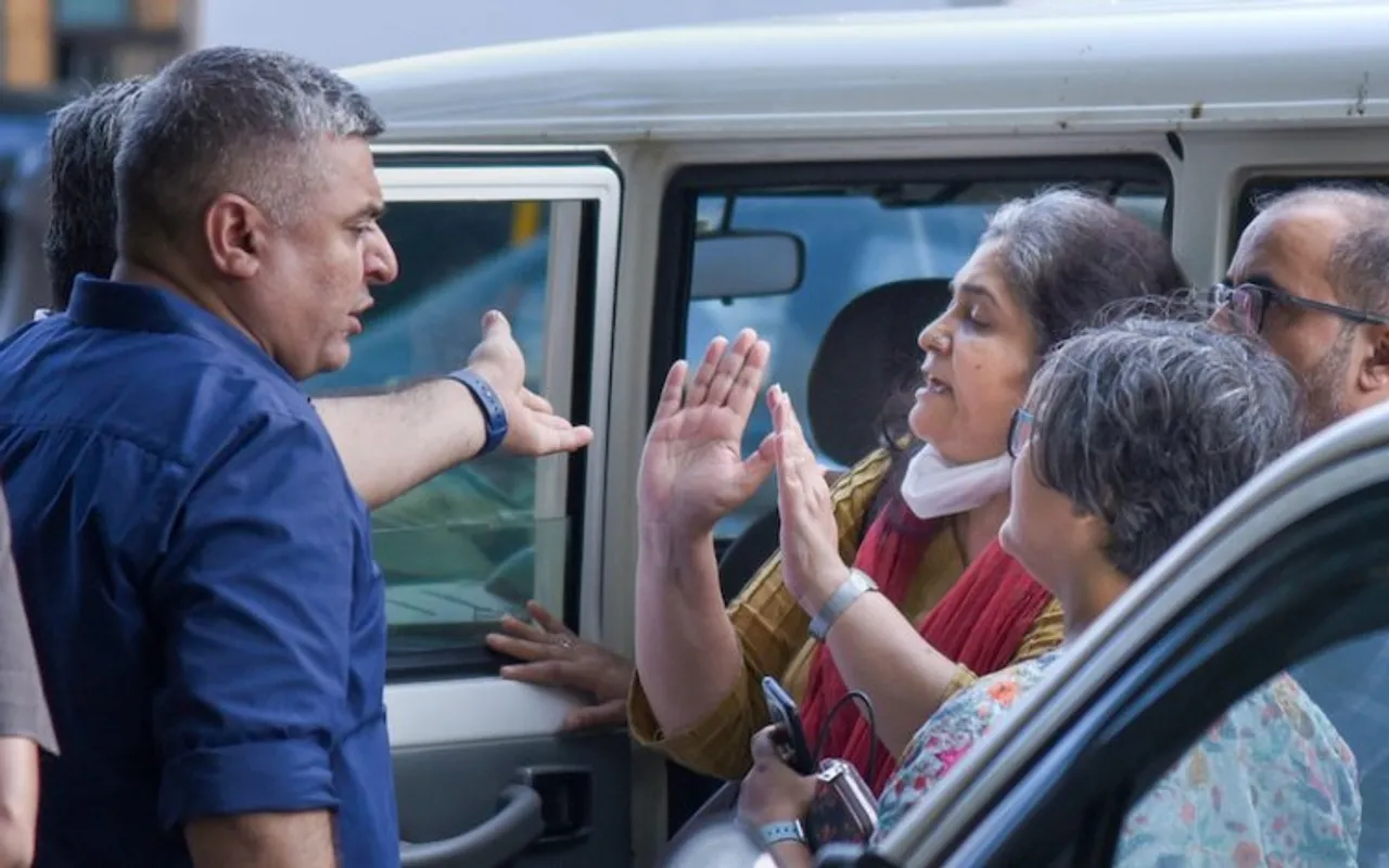Teesta Setalvad being detained 