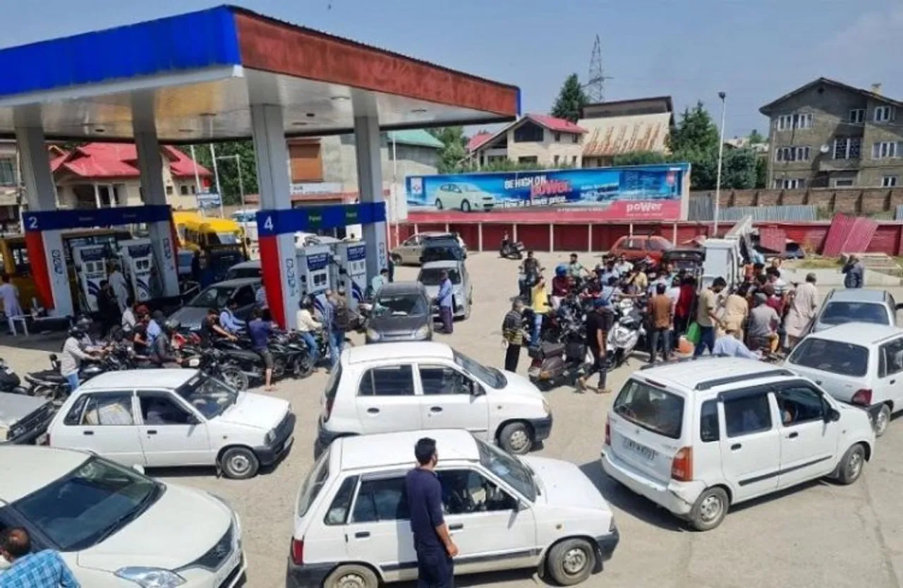 People rush to oil filling station in Kashmir