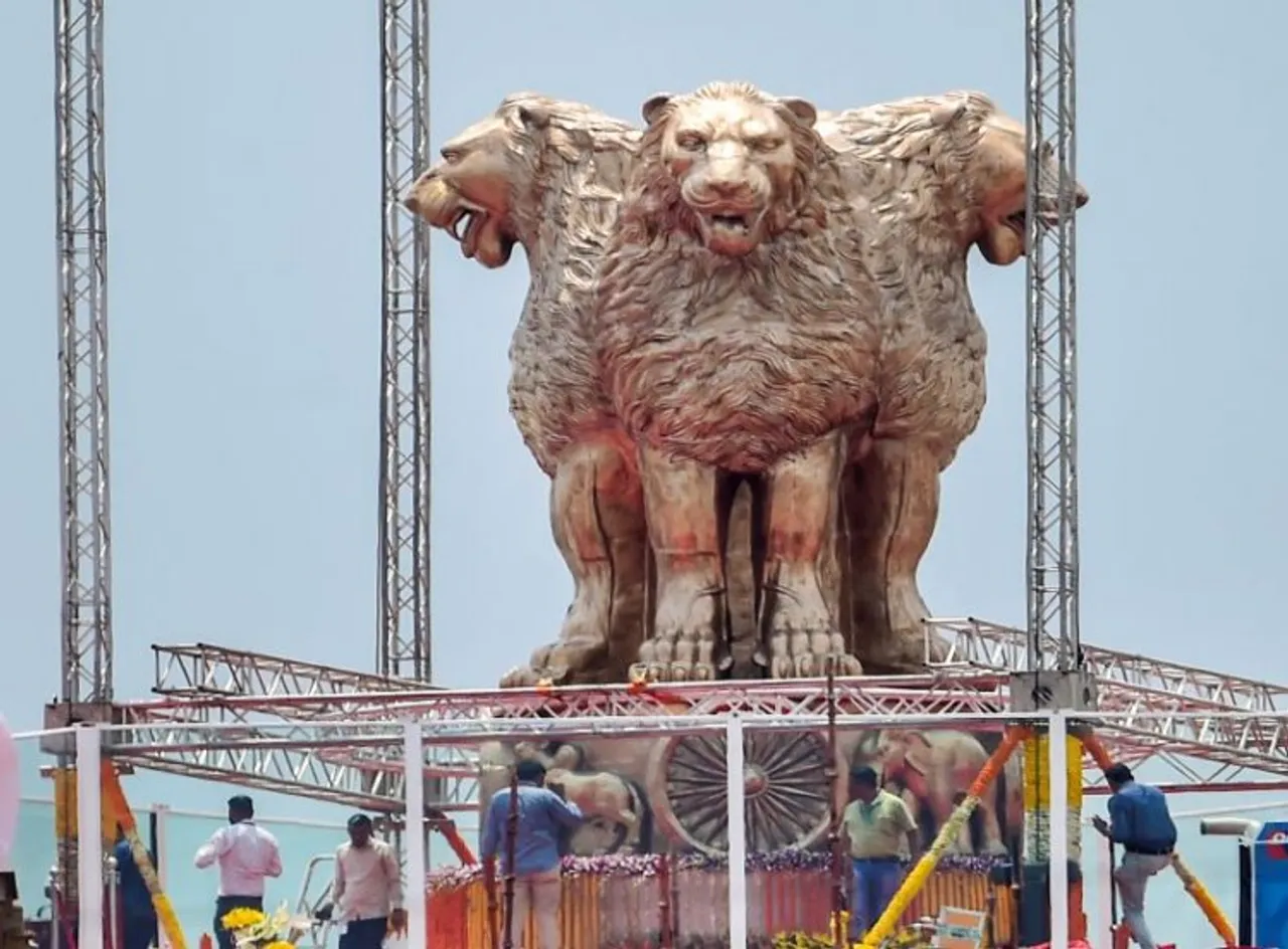 Aggressive lions sculpted in National Emblem