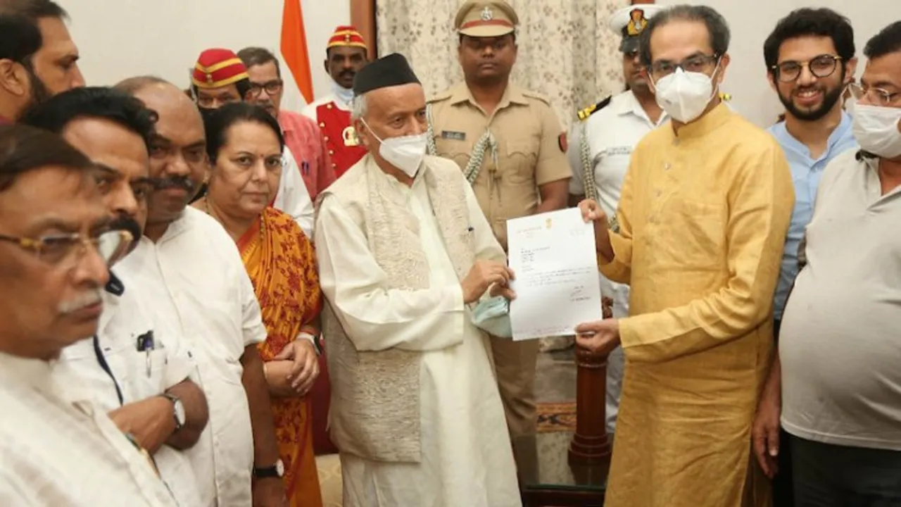 Uddhav Thackeray submitting resignation to Bhagat Singh Koshyari