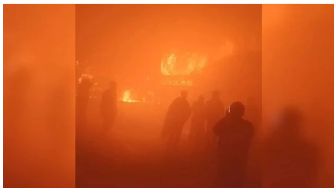 ACCIDENT AND VEHICLES CATCHES FIRE IN AGRA HIGHWAY