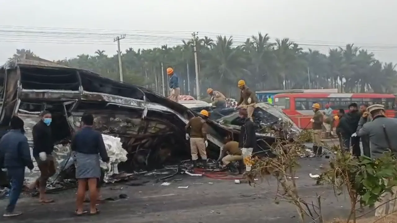 chitradurga-district-between-hiriyuru---sira-seabird-bus-accident_Massive-bus-tragedy_11