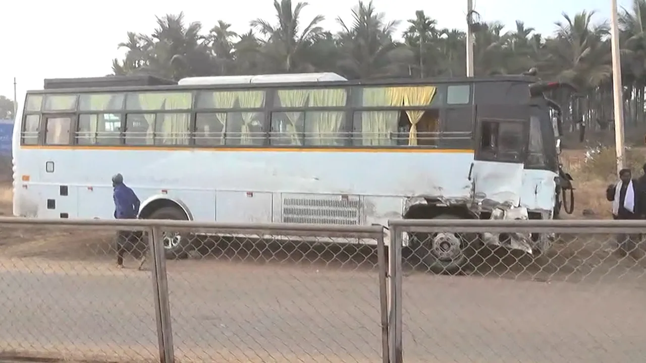 School-bus-just-miss_40-students-safe_chitradurga-district-between-hiriyuru---sira-seabird-bus-accident_Massive-bus-tragedy