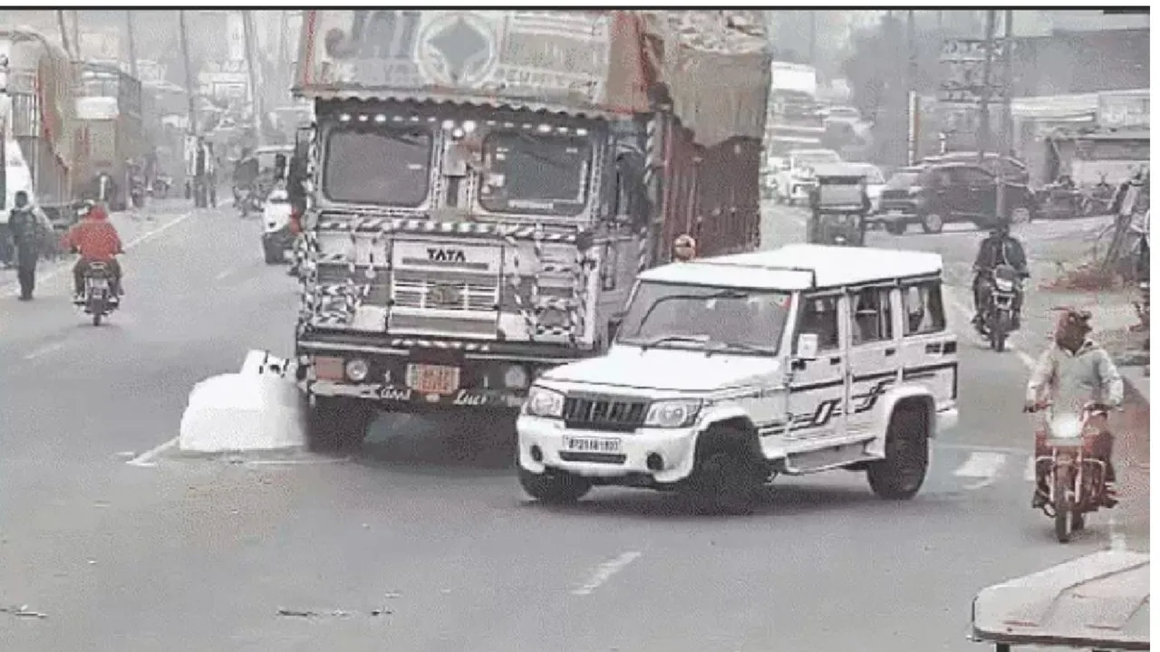 TRUCK OVERTURN ON BOLERO AT RAMPURA