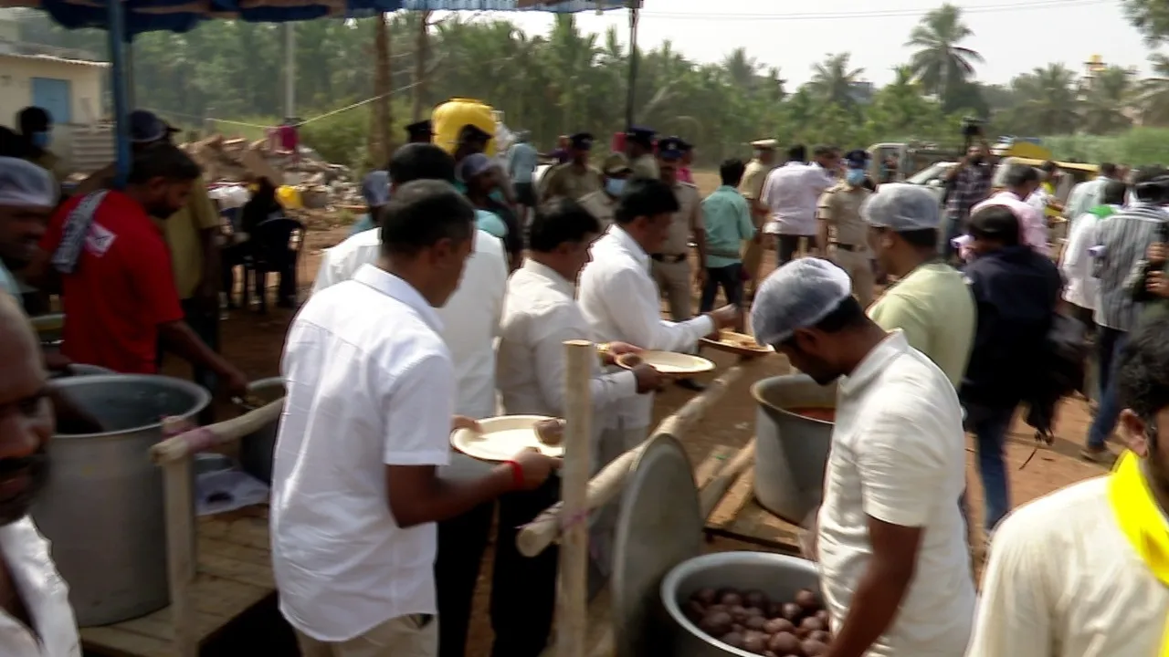 cm siddu fans nati chicken feast at nelamangala (1)