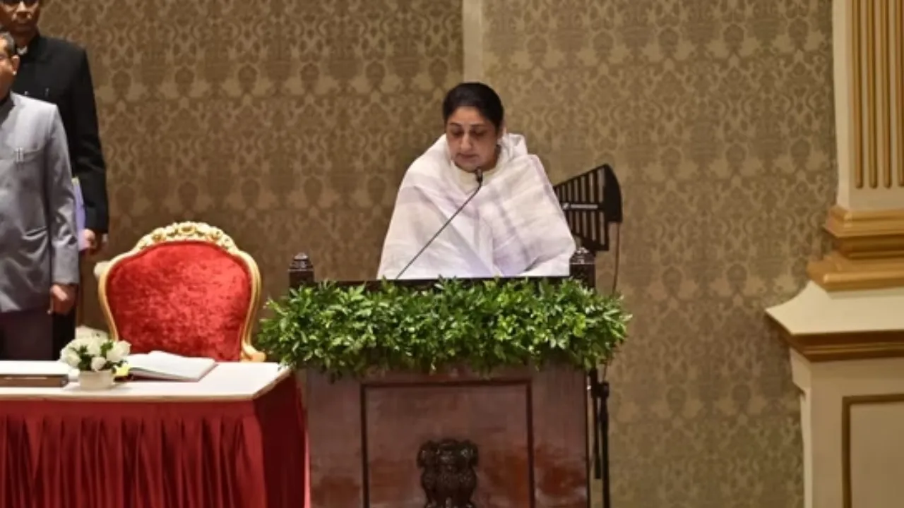 Sunetra pawar took oath as dcm (3)