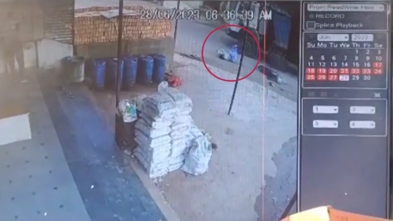 CCTV Video: ಮರಳು ತುಂಬಿದ್ದ ಲಾರಿ ಡಿಕ್ಕಿ; ಬೈಕ್​ ಸವಾರ ಸಾವು, ಚಾಲಕ ಪರಾರಿ