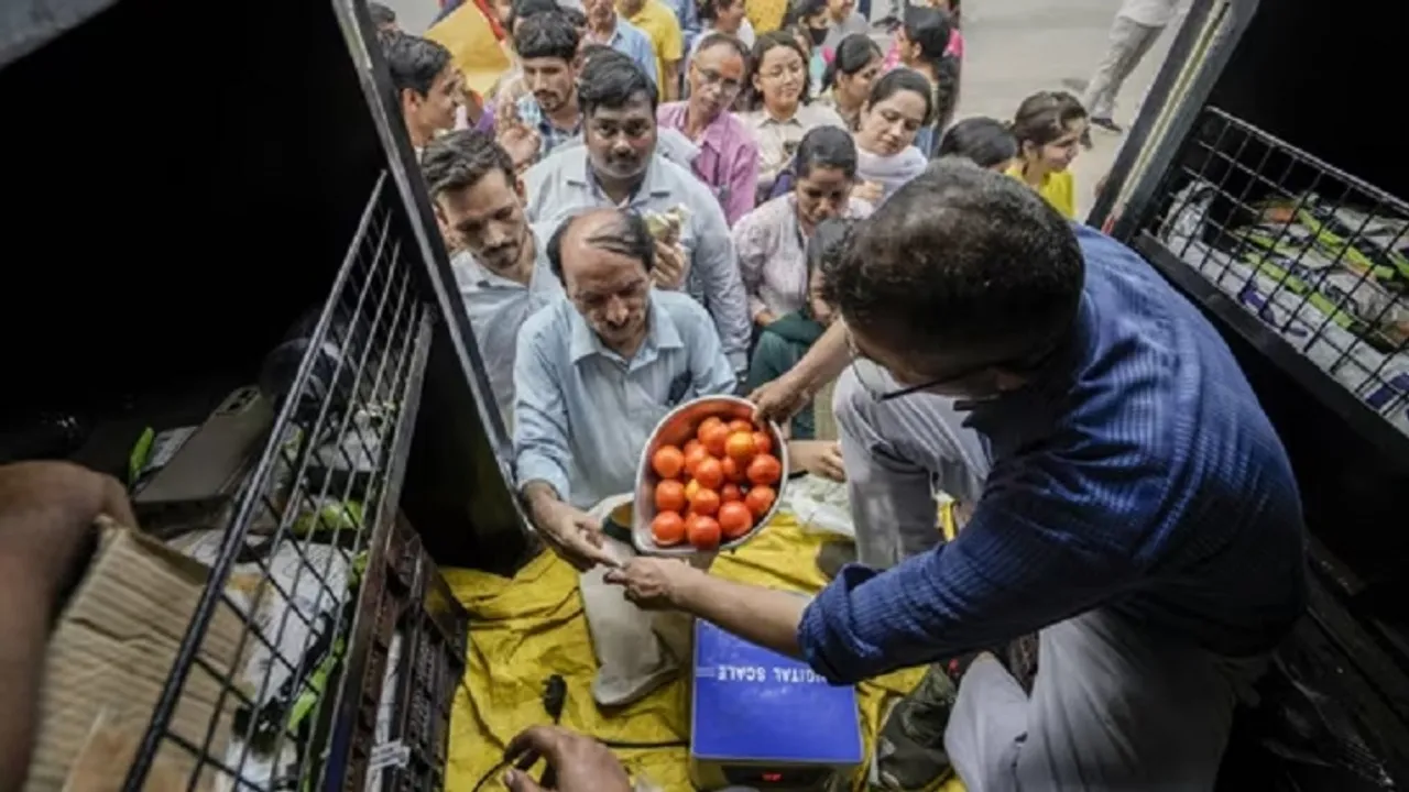 ಟೊಮ್ಯಾಟೋ ಬಾತ್​ ಪ್ರಿಯರಿಗೆ ಸಿಹಿ ಸುದ್ದಿ; ಡಿಮ್ಯಾಂಡ್ ಕಳೆದುಕೊಳ್ತಿದ್ದಾಳೆ ‘ಕೆಂಪು ಸುಂದರಿ’..!
