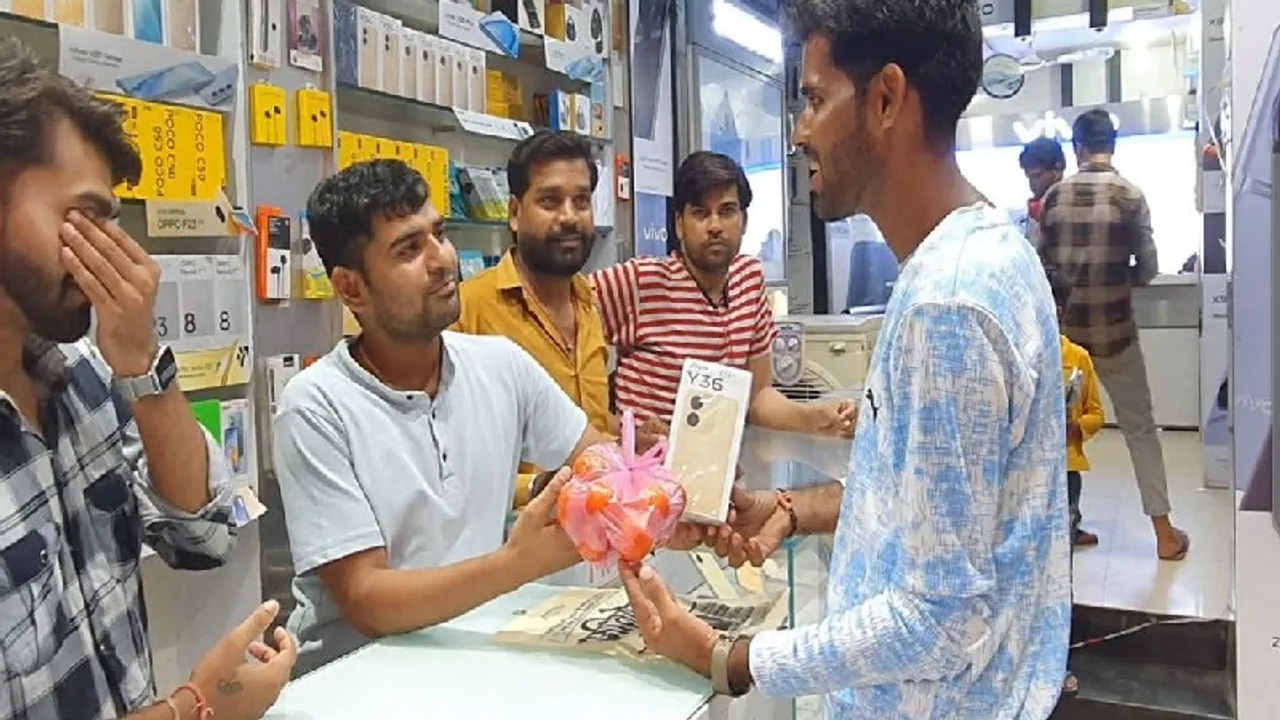 ಸ್ಮಾರ್ಟ್​ಫೋನ್​ ಕೊಂಡರೆ 2 KG ಟೊಮ್ಯಾಟೋ ಉಚಿತ! ಎಂಥಾ ಐಡಿಯಾ ಗುರು