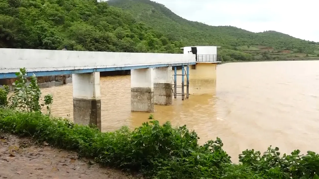 ಇತಿಹಾಸ ಪ್ರಸಿದ್ಧ ಮದಗದ ಕೆರೆಗೆ ಬಂತು ಜೀವಕಳೆ.. ರೈತರ ಮುಖದಲ್ಲಿ ಸಂತಸದ ಕಳೆ