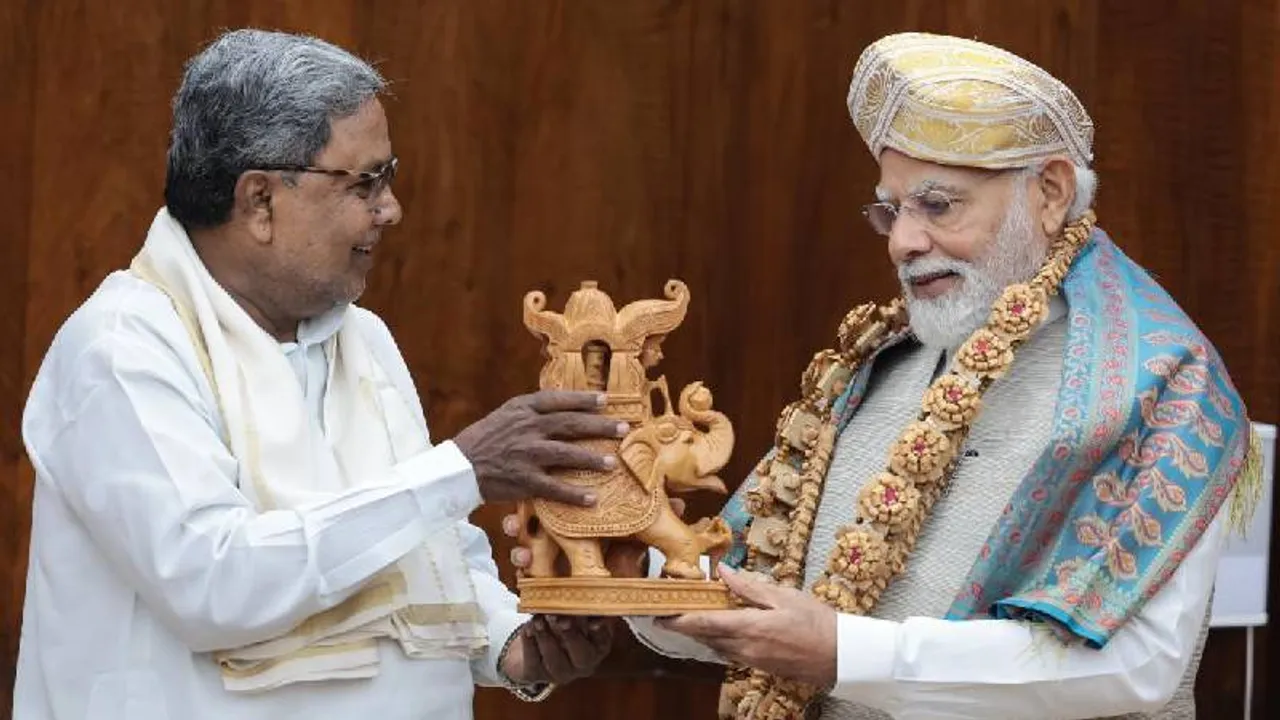 ಪ್ರಧಾನಿ ಮೋದಿಯನ್ನು ಭೇಟಿಯಾದ ಸಿದ್ದರಾಮಯ್ಯ; ಮೈಸೂರು ಪೇಟ ತೊಡಿಸಿ, ಸ್ಪೆಷಲ್ ಗಿಫ್ಟ್​ ನೀಡಿ ಗೌರವಿಸಿದ CM